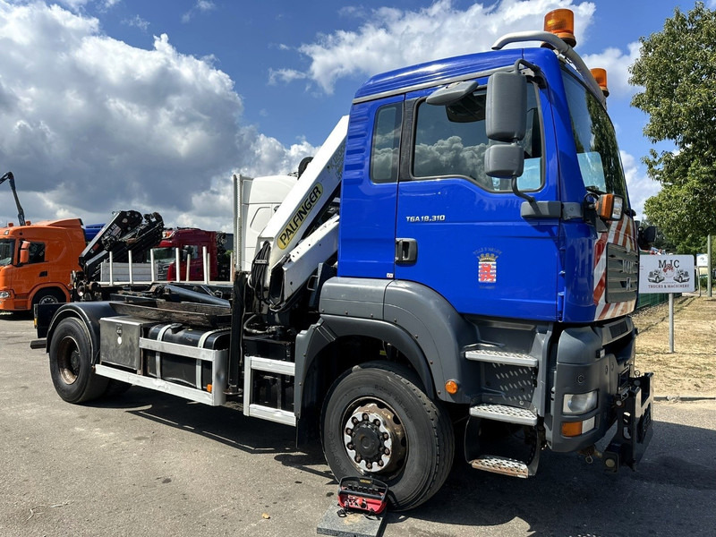 MAN TGA 18.310 4x4 HOOKLIFT + CRANE PALFINGER PK12000 - RADIO - ROTATOR - STEEL SPRING / HUB REDUCTION - MANUAL ZF - BE TRUCK - Camion ampliroll, Camion grue: photos 2 MAN TGA 18.310 4x4 HOOKLIFT + CRANE PALFINGER PK12000 - RADIO - ROTATOR - STEEL SPRING / HUB REDUCTION - MANUAL ZF - BE TRUCK - Camion ampliroll, Camion grue: photos 2