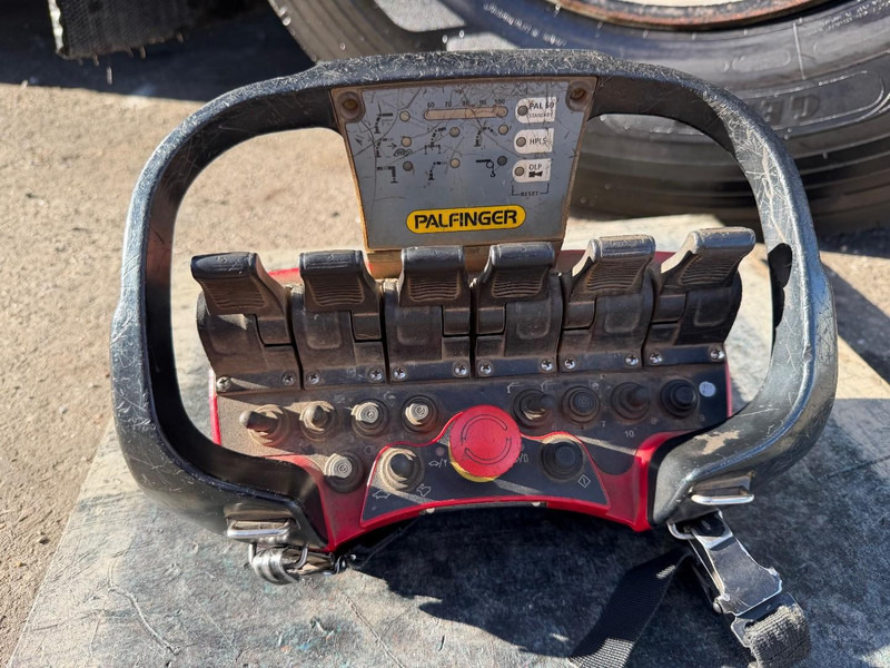 Camion grue Renault C480 8x4 TRIDEM + CRANE (20m!) PALFINGER PK33002-EH E (6x) - PLATFORM 8m25 - LIFT/STEERING - GOOD TIRES - BE TRUCK: photos 9 Camion grue Renault C480 8x4 TRIDEM + CRANE (20m!) PALFINGER PK33002-EH E (6x) - PLATFORM 8m25 - LIFT/STEERING - GOOD TIRES - BE TRUCK: photos 9