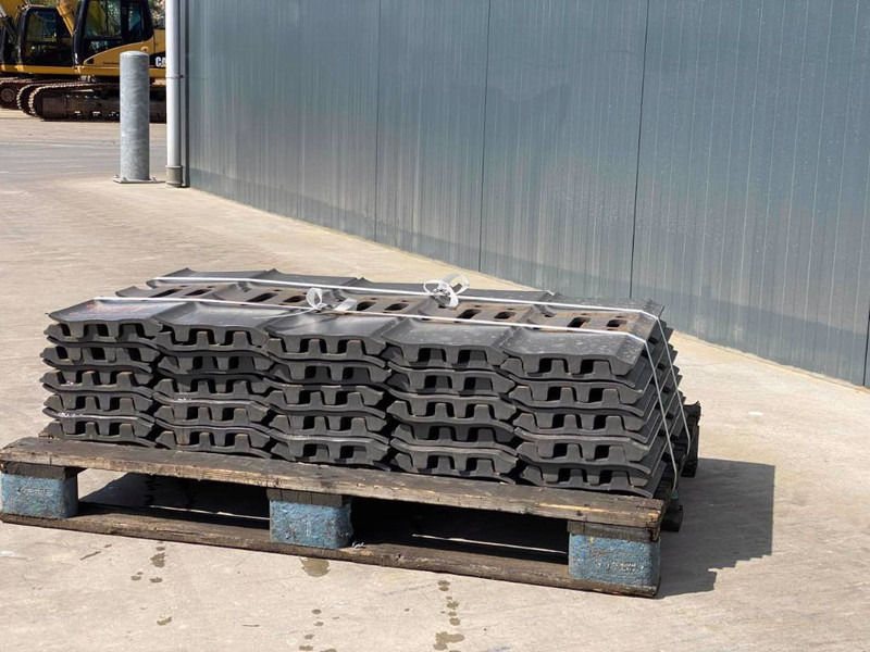 Case CX290 / CX300 Shoes/Pads - Frame/ Châssis pour Engins de chantier: photos 5 Case CX290 / CX300 Shoes/Pads - Frame/ Châssis pour Engins de chantier: photos 5