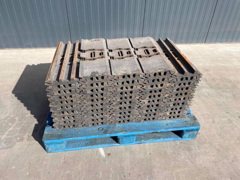 Hyundai R210 / R215 / R220 / R235 / R250 / R260 - Frame/ Châssis pour Engins de chantier: photos 4 Hyundai R210 / R215 / R220 / R235 / R250 / R260 - Frame/ Châssis pour Engins de chantier: photos 4