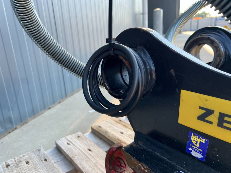 Attache rapide pour Engins de chantier OilQuick OQ65 - 311F / 313F / 315F: photos 15