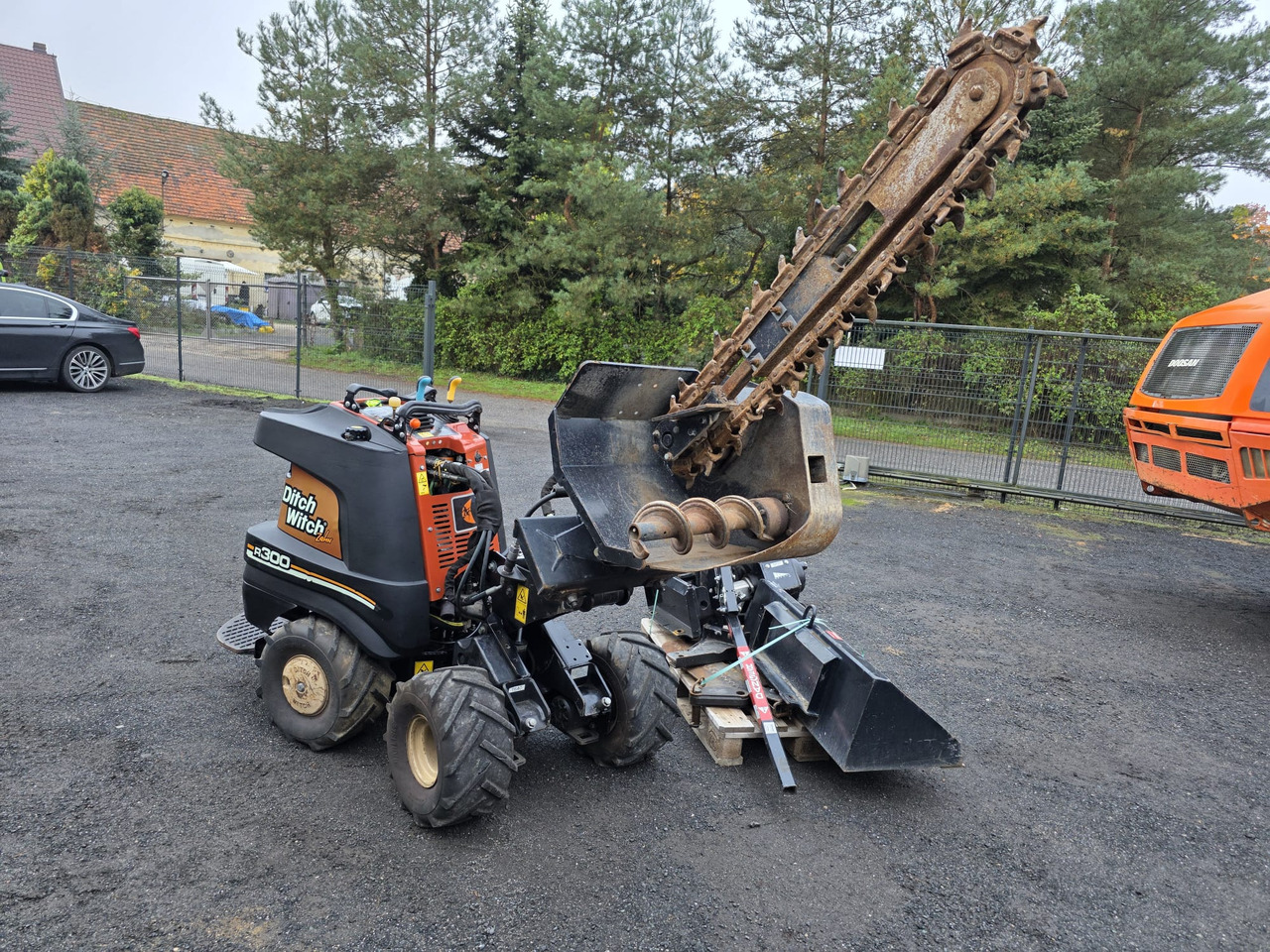 Ditch Witch R300 - Mini pelle: photos 1 Ditch Witch R300 - Mini pelle: photos 1