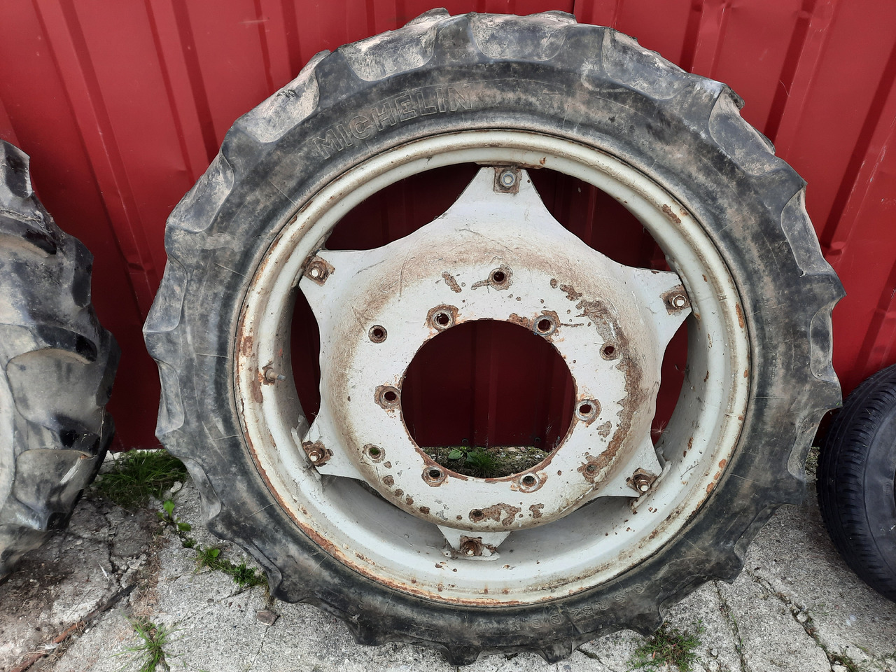 MICHELIN BIB X 9.5 R32 - Pneus et jantes pour Machine agricole: photos 2 MICHELIN BIB X 9.5 R32 - Pneus et jantes pour Machine agricole: photos 2