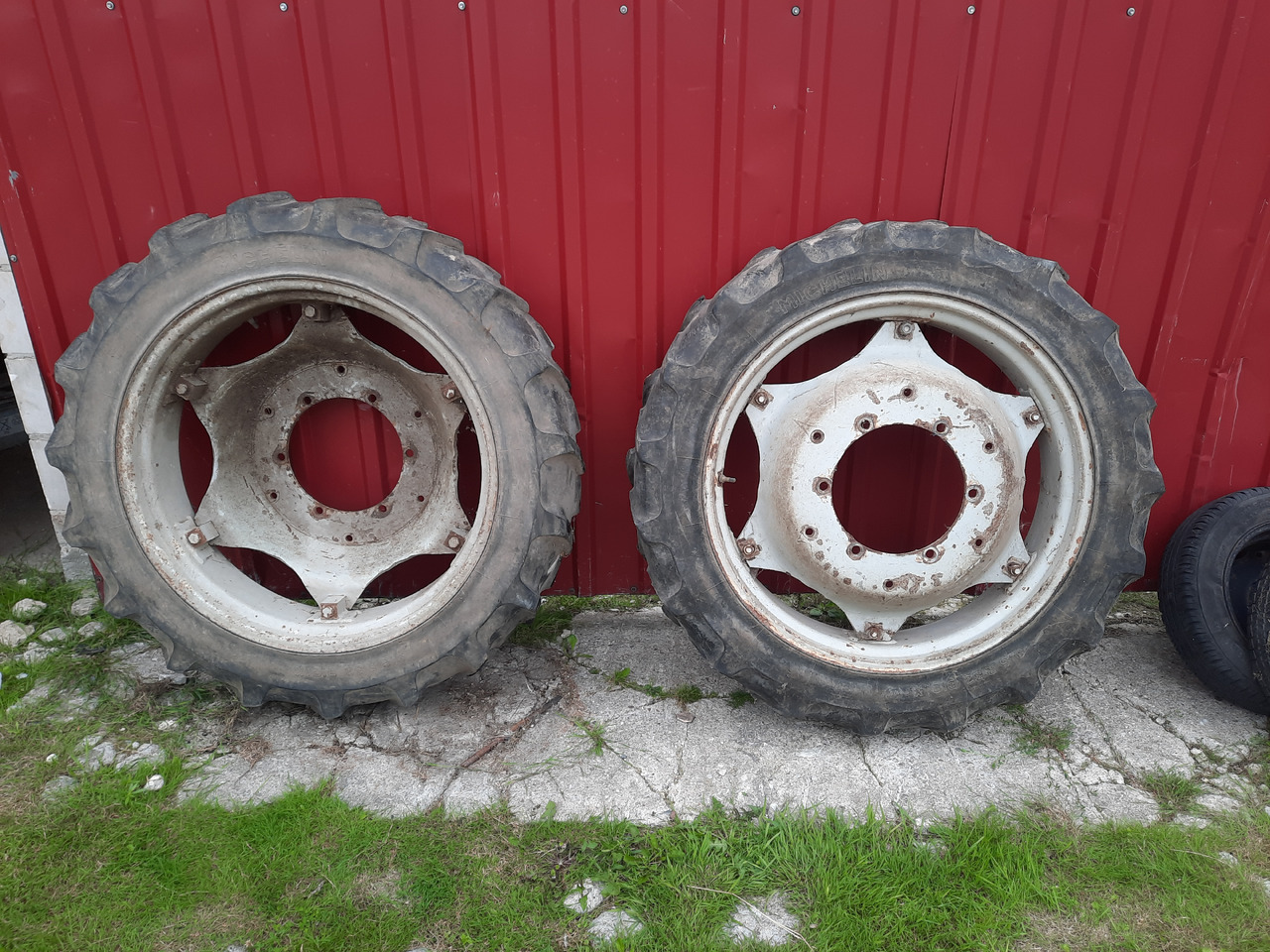 MICHELIN BIB X 9.5 R32 - Pneus et jantes pour Machine agricole: photos 1 MICHELIN BIB X 9.5 R32 - Pneus et jantes pour Machine agricole: photos 1