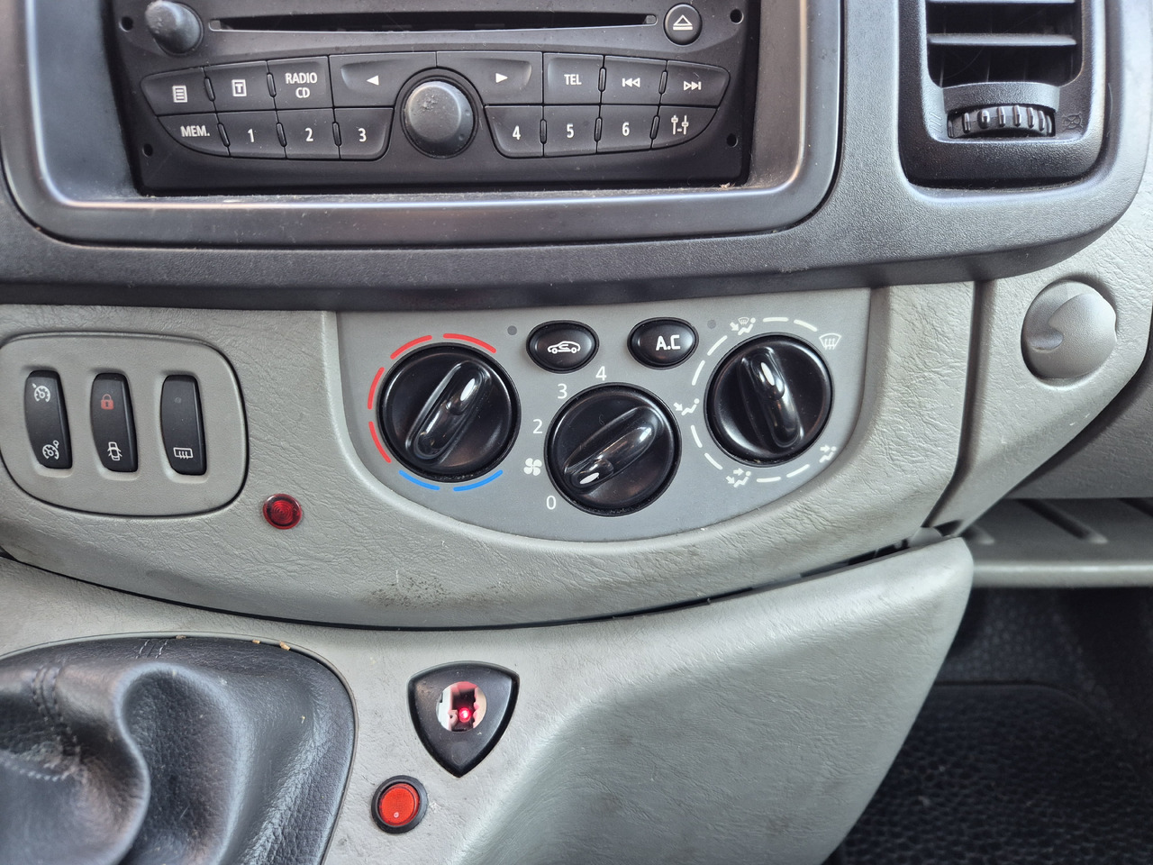 RENAULT Trafic 2.0 dCi 115 KM - Ambulance: photos 5 RENAULT Trafic 2.0 dCi 115 KM - Ambulance: photos 5