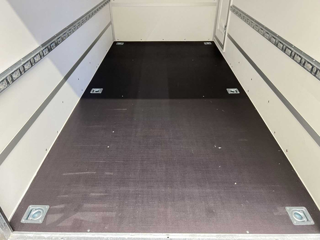 BLYSS F2030HTD Rampe Tür 2 Fenster Kofferanhänger - Remorque pour moto: photos 5 BLYSS F2030HTD Rampe Tür 2 Fenster Kofferanhänger - Remorque pour moto: photos 5