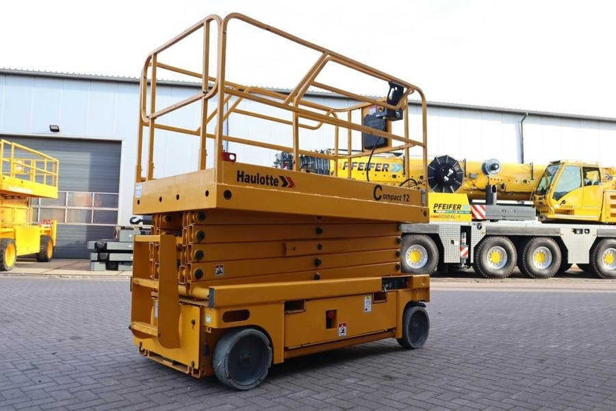 Haulotte Compact 12 Electric, 12m Working Height, 300kg Cap - Nacelle ciseaux: photos 2 Haulotte Compact 12 Electric, 12m Working Height, 300kg Cap - Nacelle ciseaux: photos 2