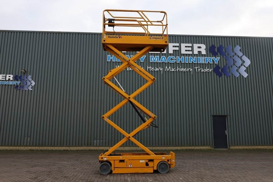 Haulotte Compact 8 Electric, 8.2m Working Height, 350kg Cap - Nacelle ciseaux: photos 3 Haulotte Compact 8 Electric, 8.2m Working Height, 350kg Cap - Nacelle ciseaux: photos 3