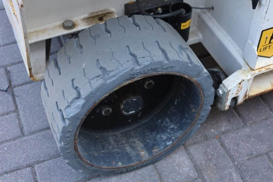 Nacelle ciseaux Holland Lift Ecostar HL-9710 Electric, 12m Working Height, 325k: photos 12 Nacelle ciseaux Holland Lift Ecostar HL-9710 Electric, 12m Working Height, 325k: photos 12