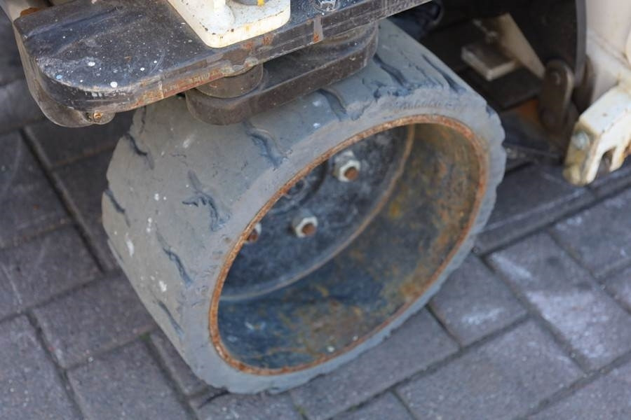 Nacelle ciseaux Holland Lift Ecostar HL-9710 Electric, 12m Working Height, 325k: photos 14 Nacelle ciseaux Holland Lift Ecostar HL-9710 Electric, 12m Working Height, 325k: photos 14