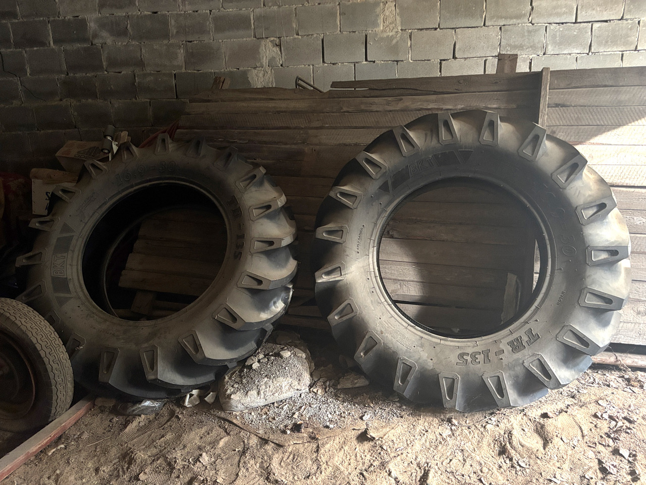 BKT TR135 - Pneu pour Machine agricole: photos 1 BKT TR135 - Pneu pour Machine agricole: photos 1