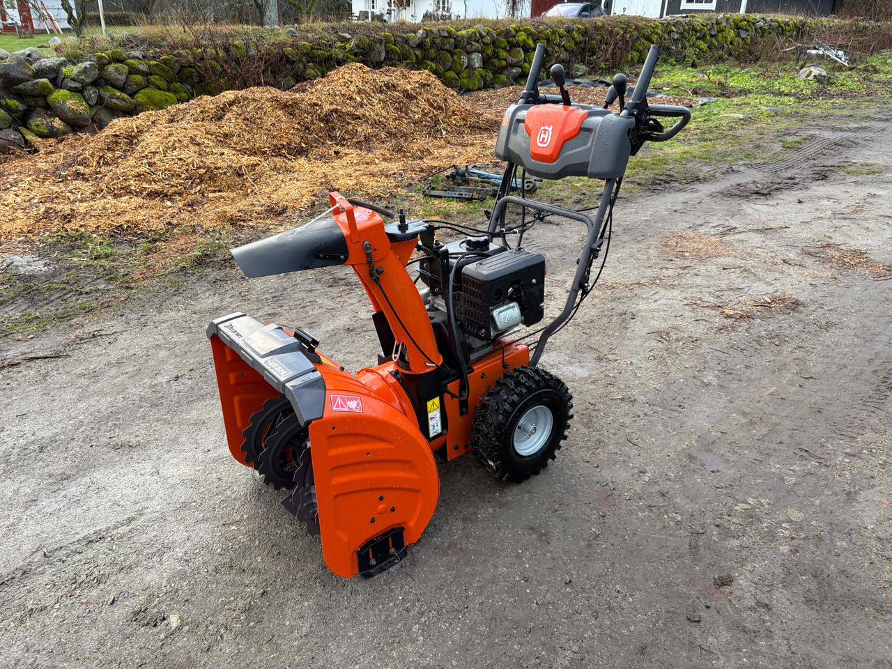 Husqvarna ST324 - Souffleuse à neige: photos 1 Husqvarna ST324 - Souffleuse à neige: photos 1