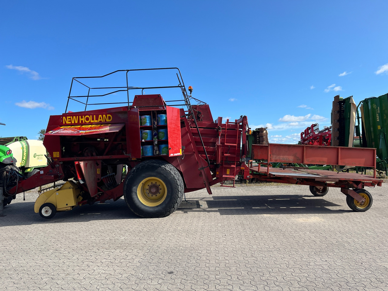 New Holland NH BB980 - Presse à balles rondes: photos 1 New Holland NH BB980 - Presse à balles rondes: photos 1