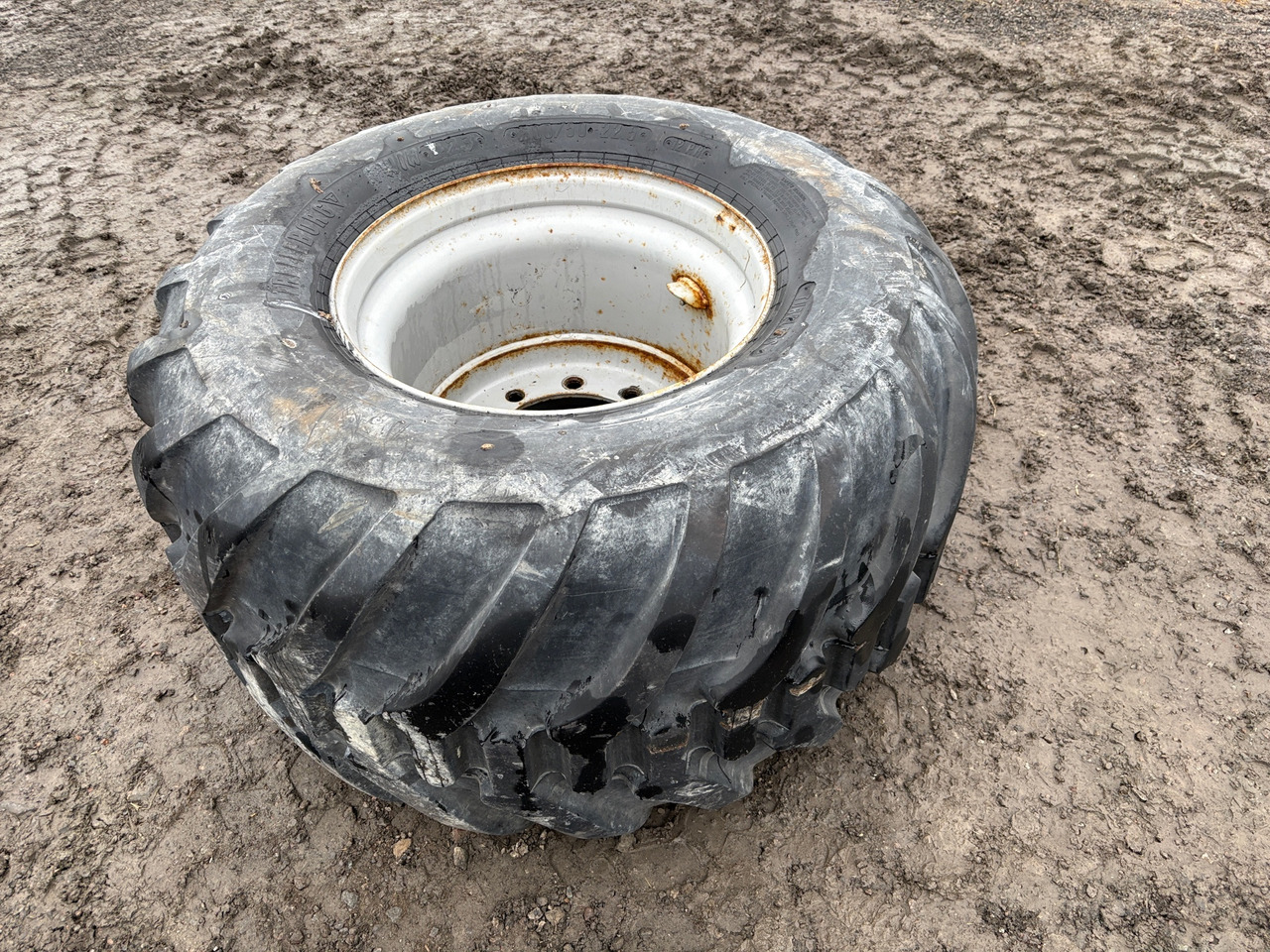 Trelleborg Twin 423 - Pneu pour Machine agricole: photos 1 Trelleborg Twin 423 - Pneu pour Machine agricole: photos 1