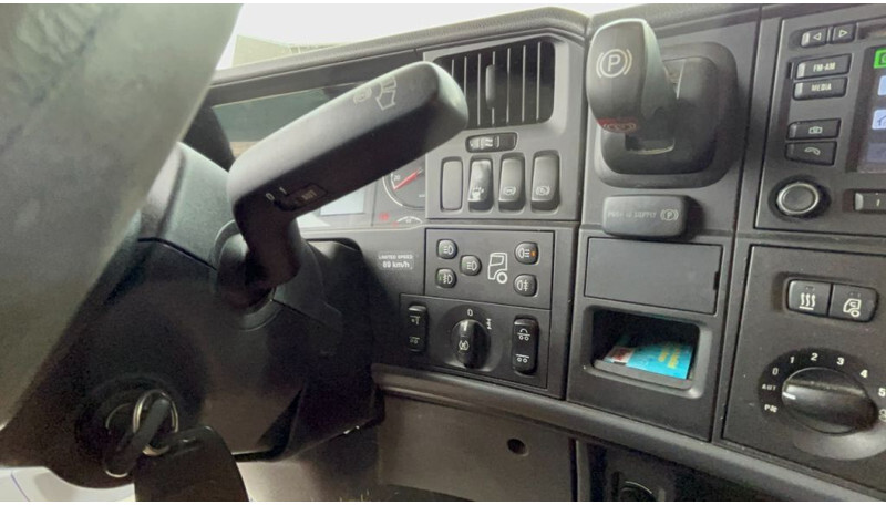 Scania R560 V8 Scania R560 V8 Manual 6x2 Boogie lift - Tracteur routier: photos 3 Scania R560 V8 Scania R560 V8 Manual 6x2 Boogie lift - Tracteur routier: photos 3