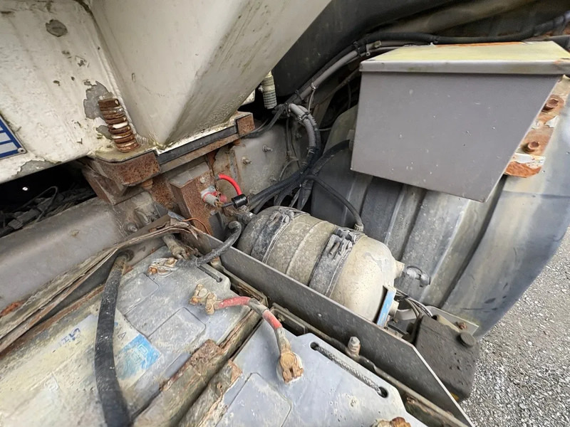 Camion citerne Volvo FL 7 Volvo FL7 285 Fuel tanker 4x2: photos 12 Camion citerne Volvo FL 7 Volvo FL7 285 Fuel tanker 4x2: photos 12