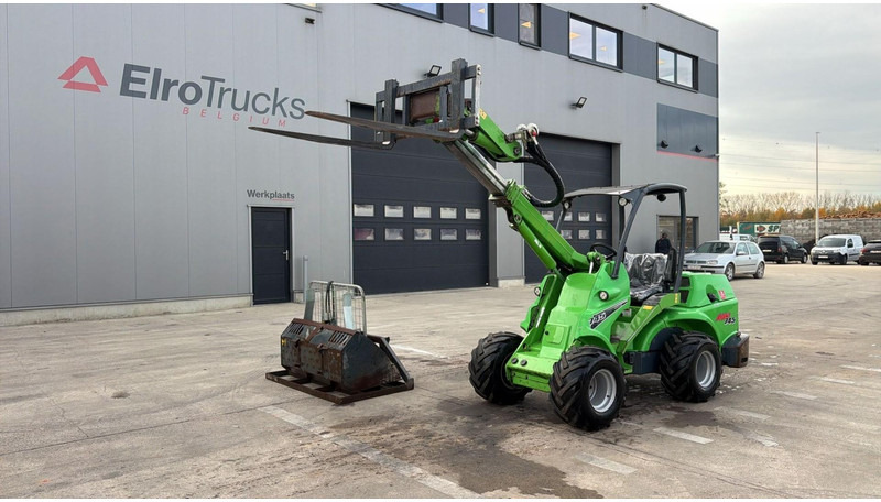 Avant 745 TDL (BELGIAN MACHINE / TOP CONDITION / 4X4 OPTIDRIVE / INCL ATTACHMENTS) - Chargeuse compacte sur chenilles: photos 1 Avant 745 TDL (BELGIAN MACHINE / TOP CONDITION / 4X4 OPTIDRIVE / INCL ATTACHMENTS) - Chargeuse compacte sur chenilles: photos 1