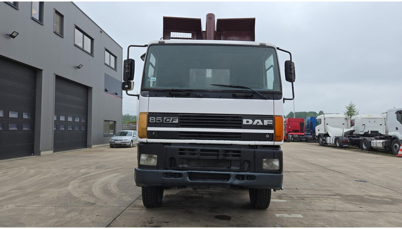 DAF 85 CF 340 (EURO 2 / MANUAL PUMP / STEEL SUSP. / POSSIBLE AS CHASSIS / 8X4) - Camion benne: photos 2 DAF 85 CF 340 (EURO 2 / MANUAL PUMP / STEEL SUSP. / POSSIBLE AS CHASSIS / 8X4) - Camion benne: photos 2