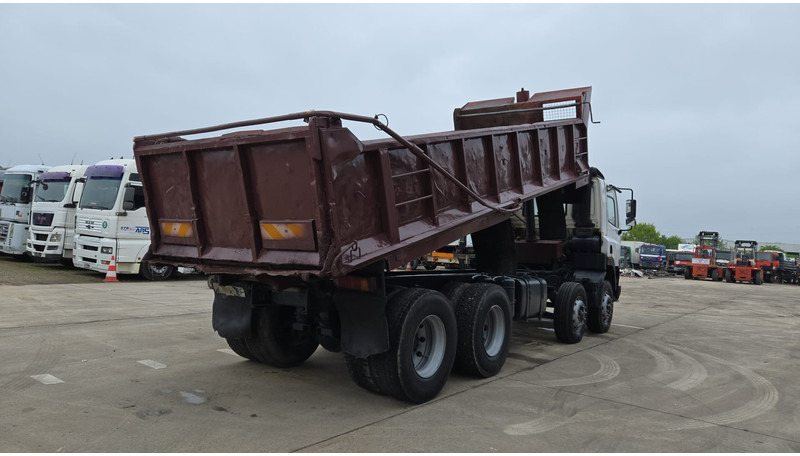 DAF 85 CF 340 (EURO 2 / MANUAL PUMP / STEEL SUSP. / POSSIBLE AS CHASSIS / 8X4) - Camion benne: photos 5 DAF 85 CF 340 (EURO 2 / MANUAL PUMP / STEEL SUSP. / POSSIBLE AS CHASSIS / 8X4) - Camion benne: photos 5