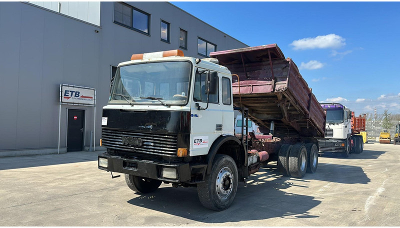 Iveco MAGIRUS 260 - 34 (LIVRAISON GRATUITE AU PORT D'ANVERS / POMPE MANUELLE) - Camion benne: photos 1 Iveco MAGIRUS 260 - 34 (LIVRAISON GRATUITE AU PORT D'ANVERS / POMPE MANUELLE) - Camion benne: photos 1