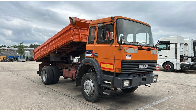 Iveco Magirus 170 - 23 (BOITE ZF / POMPE MANUELLE / V8 / LAMES / GRAND PONT) - Camion benne: photos 3 Iveco Magirus 170 - 23 (BOITE ZF / POMPE MANUELLE / V8 / LAMES / GRAND PONT) - Camion benne: photos 3