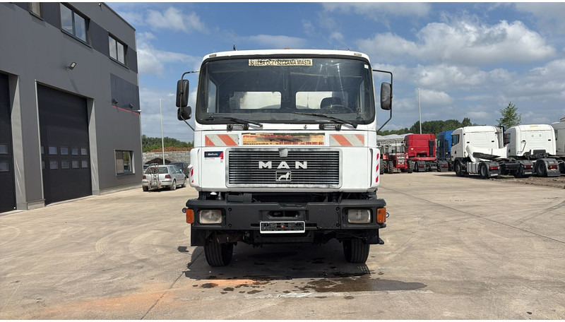 MAN 25.292 (16.000 L VACUUM / 10 TYRES / 6X2 / FULL STEEL SUSP. / MANUAL PUMP / 6 CYLINDER) - Camion hydrocureur: photos 2 MAN 25.292 (16.000 L VACUUM / 10 TYRES / 6X2 / FULL STEEL SUSP. / MANUAL PUMP / 6 CYLINDER) - Camion hydrocureur: photos 2