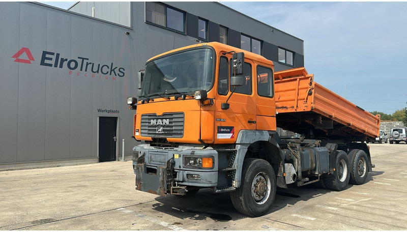 MAN 28.364 (4X4 + LIFT AXLE / 6 CYLINDERS / GOOD CONDITION / FRONT STEEL / MANUAL GEARBOX) - Camion benne: photos 1 MAN 28.364 (4X4 + LIFT AXLE / 6 CYLINDERS / GOOD CONDITION / FRONT STEEL / MANUAL GEARBOX) - Camion benne: photos 1