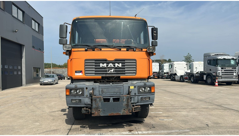 MAN 28.364 (4X4 + LIFT AXLE / 6 CYLINDERS / GOOD CONDITION / FRONT STEEL / MANUAL GEARBOX) - Camion benne: photos 2 MAN 28.364 (4X4 + LIFT AXLE / 6 CYLINDERS / GOOD CONDITION / FRONT STEEL / MANUAL GEARBOX) - Camion benne: photos 2
