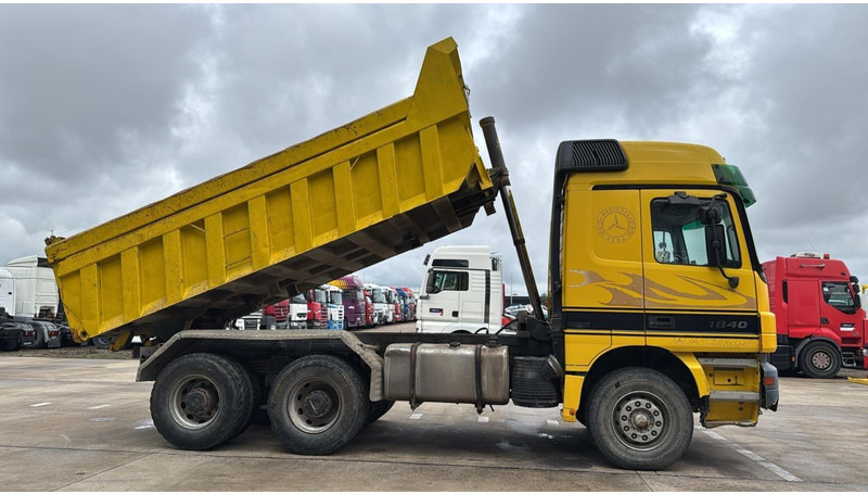 Mercedes-Benz ACTROS 2640 (EPS / LAMES / GRAND PONT / 6X4 / 3 PEDALES) - Camion benne: photos 3 Mercedes-Benz ACTROS 2640 (EPS / LAMES / GRAND PONT / 6X4 / 3 PEDALES) - Camion benne: photos 3