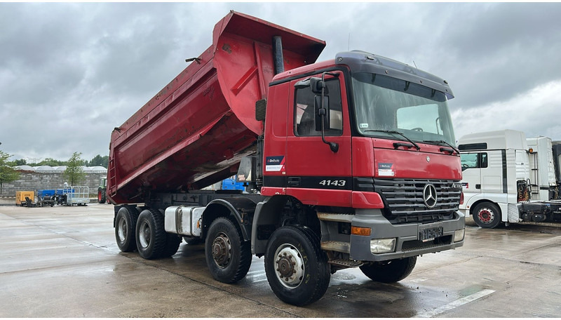 Mercedes-Benz Actros 4143 (BOITE MANUELLE / 8X8 / MANUAL GEARBOX / LAMES / GRAND PONT / BIG AXLE) - Camion benne: photos 3 Mercedes-Benz Actros 4143 (BOITE MANUELLE / 8X8 / MANUAL GEARBOX / LAMES / GRAND PONT / BIG AXLE) - Camion benne: photos 3