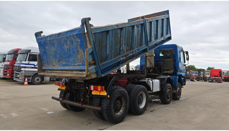 Mercedes-Benz Actros 4143 (EPS / 8X6 / LAMES / GRAND PONT / V6 / 3 PEDALES / MP1) - Camion benne: photos 5 Mercedes-Benz Actros 4143 (EPS / 8X6 / LAMES / GRAND PONT / V6 / 3 PEDALES / MP1) - Camion benne: photos 5