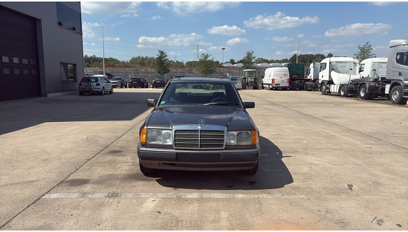 Mercedes-Benz E-Klasse 200 (GERMAN CAR / VOITURE D'ALLEMAGNE / ESSENCE / PETROL / MANUAL) - Berline: photos 2 Mercedes-Benz E-Klasse 200 (GERMAN CAR / VOITURE D'ALLEMAGNE / ESSENCE / PETROL / MANUAL) - Berline: photos 2