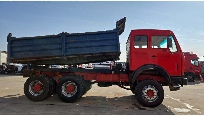 Mercedes-Benz SK 2226 (V8 / BOITE MANUELLE / POMPE MANUELLE / GRAND PONT / LAMES) - Camion benne: photos 4 Mercedes-Benz SK 2226 (V8 / BOITE MANUELLE / POMPE MANUELLE / GRAND PONT / LAMES) - Camion benne: photos 4