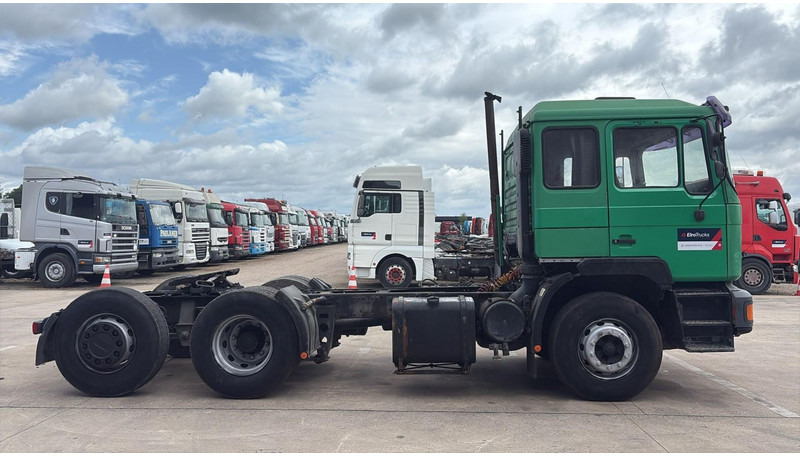 MAN 25.372 (6X2 / MANUAL PUMP / POMPE MANUELLE / 8 TYRES / 6 CYLINDERS) - Tracteur routier: photos 4 MAN 25.372 (6X2 / MANUAL PUMP / POMPE MANUELLE / 8 TYRES / 6 CYLINDERS) - Tracteur routier: photos 4