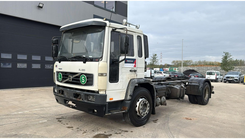 Volvo FL 220 (FULL STEEL SUSP. / 10 BOLTS / 18 TONS / VERY CLEAN CHASSIS !!! / CHASSIS 5.50M LENGHT) - Châssis cabine: photos 1 Volvo FL 220 (FULL STEEL SUSP. / 10 BOLTS / 18 TONS / VERY CLEAN CHASSIS !!! / CHASSIS 5.50M LENGHT) - Châssis cabine: photos 1