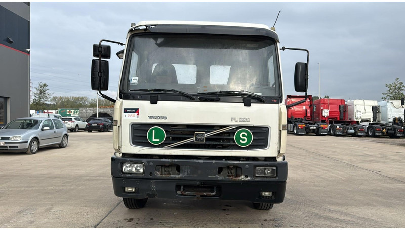 Volvo FL 220 (FULL STEEL SUSP. / 10 BOLTS / 18 TONS / VERY CLEAN CHASSIS !!! / CHASSIS 5.50M LENGHT) - Châssis cabine: photos 2 Volvo FL 220 (FULL STEEL SUSP. / 10 BOLTS / 18 TONS / VERY CLEAN CHASSIS !!! / CHASSIS 5.50M LENGHT) - Châssis cabine: photos 2
