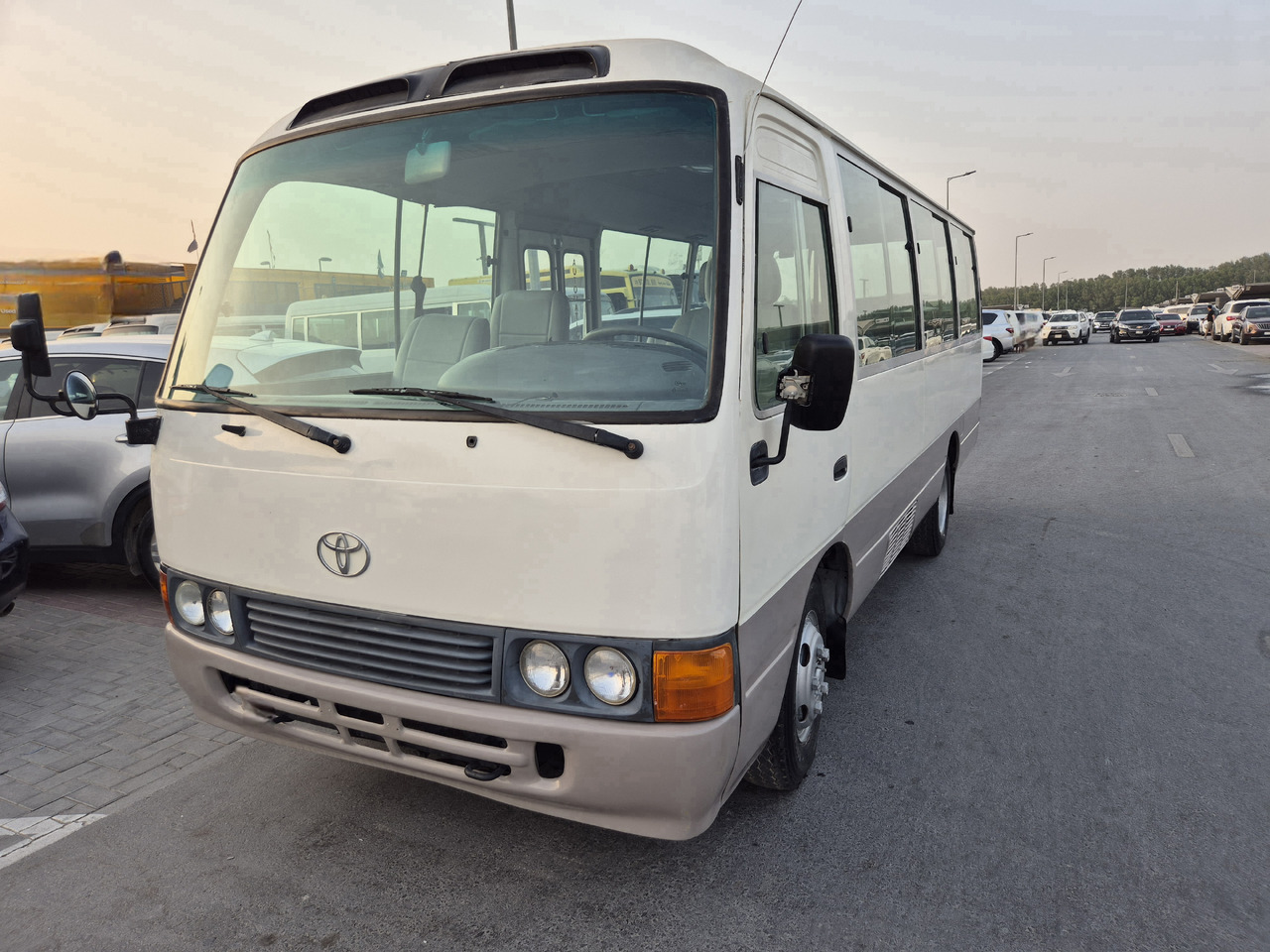 TOYOTA Coaster ... 25 places ...climatisé - Minibus, Transport de personnes: photos 2 TOYOTA Coaster ... 25 places ...climatisé - Minibus, Transport de personnes: photos 2