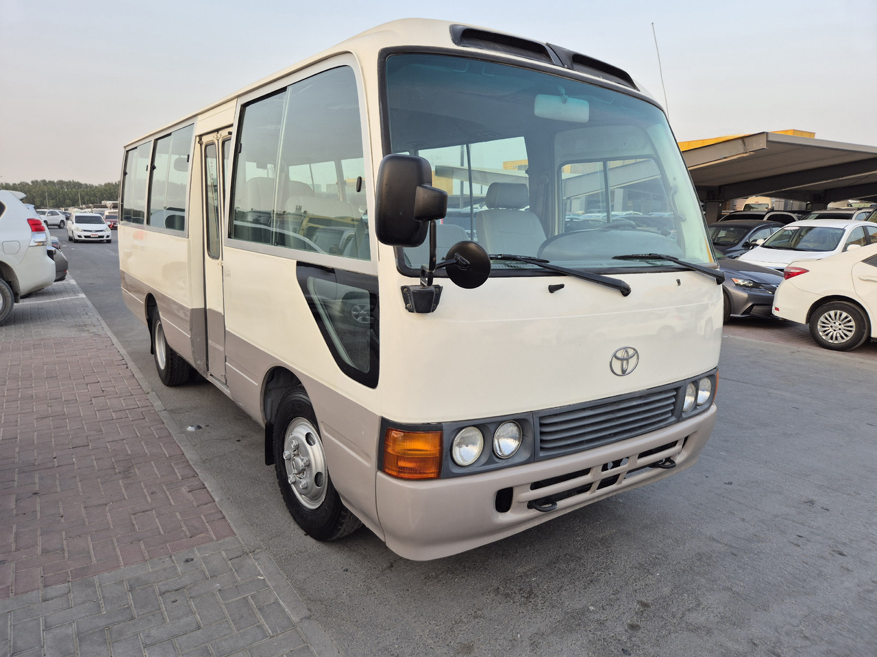 TOYOTA Coaster ... 25 places ...climatisé - Minibus, Transport de personnes: photos 1 TOYOTA Coaster ... 25 places ...climatisé - Minibus, Transport de personnes: photos 1