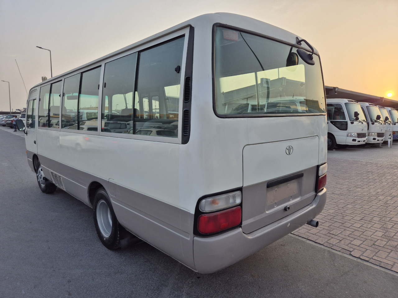 TOYOTA Coaster ... 25 places ...climatisé - Minibus, Transport de personnes: photos 3 TOYOTA Coaster ... 25 places ...climatisé - Minibus, Transport de personnes: photos 3