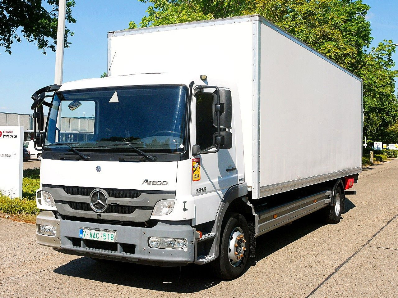 Mercedes-Benz 1318 ATEGO MEUBEL KOFFER LBW MANUAL LUFTFEDERNG - Camion fourgon: photos 1 Mercedes-Benz 1318 ATEGO MEUBEL KOFFER LBW MANUAL LUFTFEDERNG - Camion fourgon: photos 1