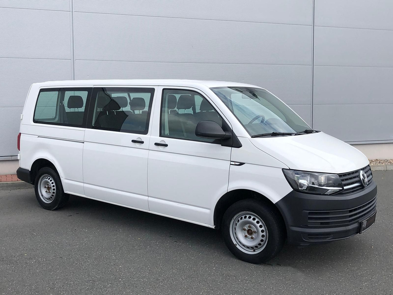 Volkswagen T6 Transporter 2.0 TDI Kombi lang 9-SITZE TEMP - Voiture: photos 2 Volkswagen T6 Transporter 2.0 TDI Kombi lang 9-SITZE TEMP - Voiture: photos 2