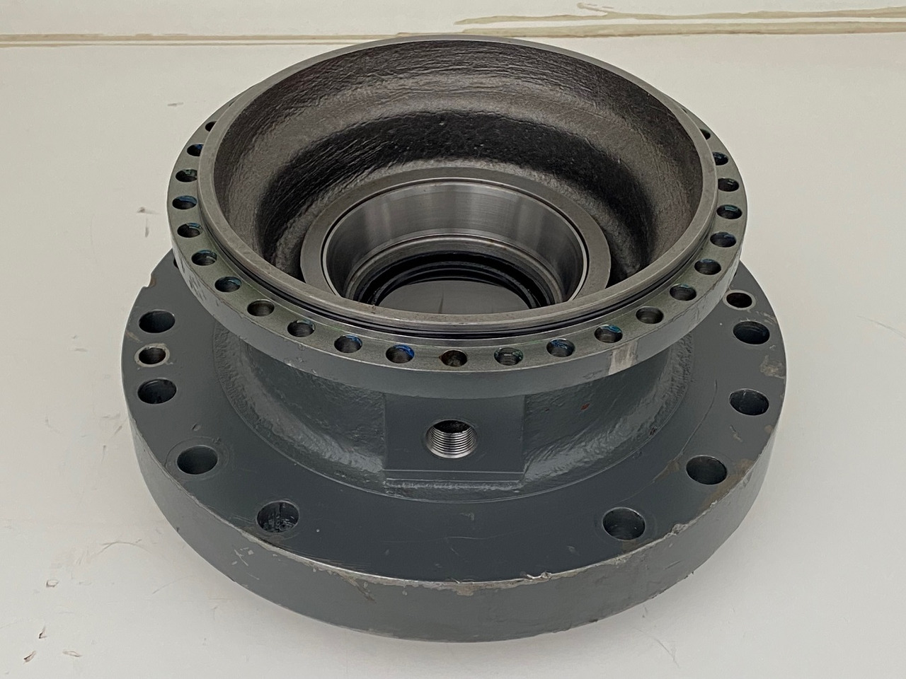 Liebherr Abtriebswellengehäuse ID-Nr.90015650 and Kegelrollenlager ID-Nr.761008503. - Moteur de rotation pour Pelle sur chenille: photos 1 Liebherr Abtriebswellengehäuse ID-Nr.90015650 and Kegelrollenlager ID-Nr.761008503. - Moteur de rotation pour Pelle sur chenille: photos 1