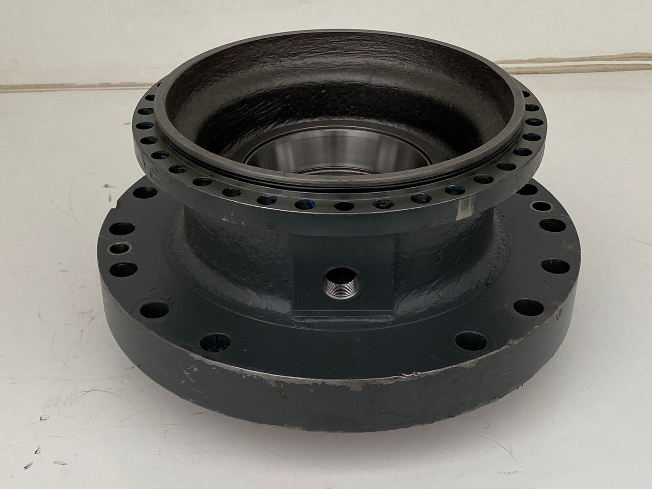 Liebherr Abtriebswellengehäuse ID-Nr.90015650 and Kegelrollenlager ID-Nr.761008503. - Moteur de rotation pour Pelle sur chenille: photos 2 Liebherr Abtriebswellengehäuse ID-Nr.90015650 and Kegelrollenlager ID-Nr.761008503. - Moteur de rotation pour Pelle sur chenille: photos 2