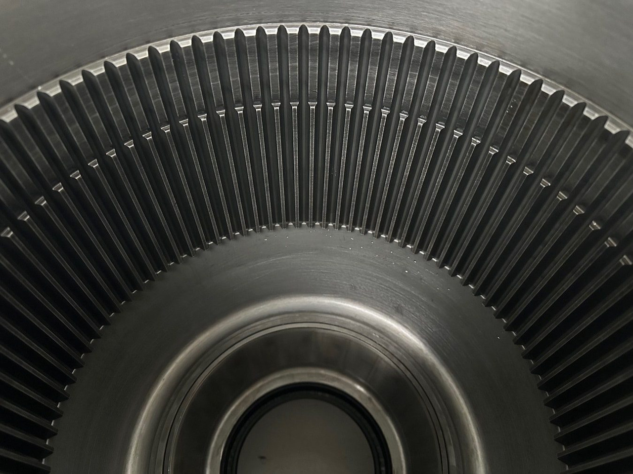 Moteur de rotation pour Pelle sur chenille Liebherr Abtriebswellengehäuse inkl. Innenrad ID-Nr.90006015 - ID-Nr.90005980 mit Kegelrollenlager ID-Nr.746231701.  SAT325/274. R946, R950, RZG390 SME. #90006015.04.11#: photos 17