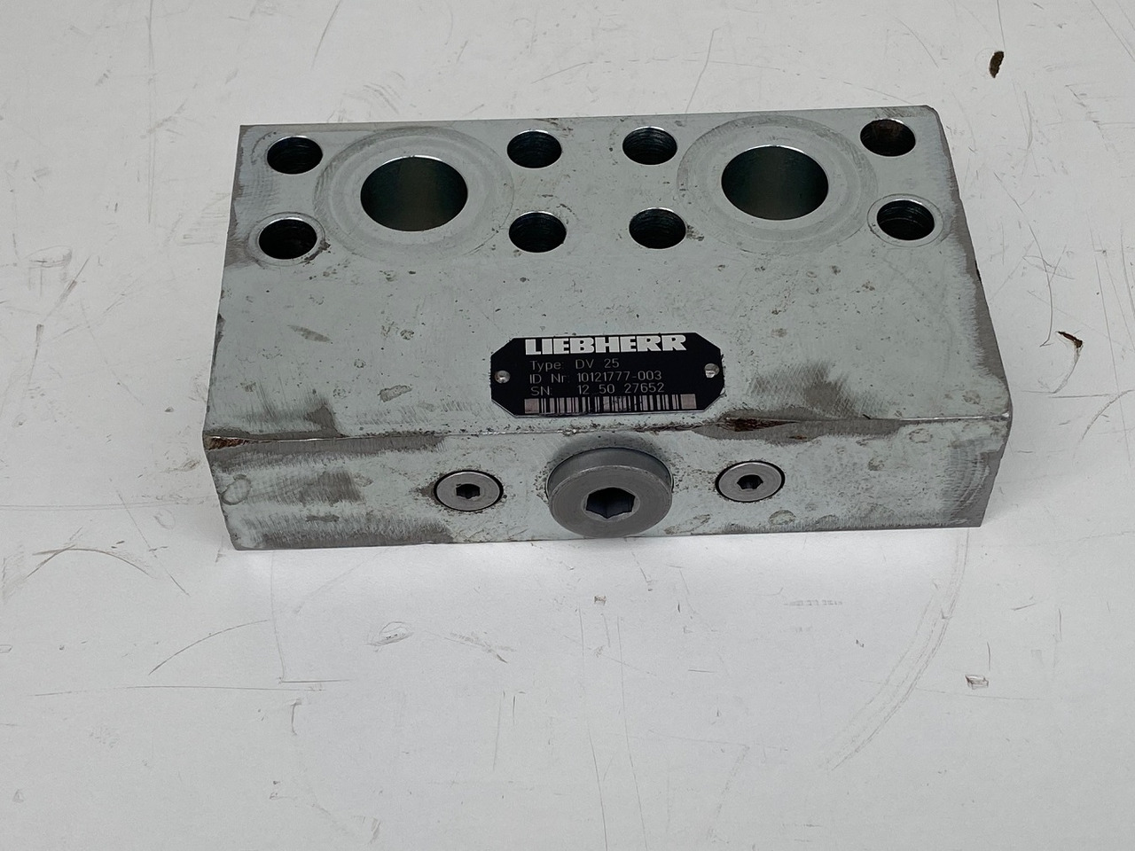 Liebherr Dämpfungsventil ID-Nr.10121777. P924 COMP, P926, R926, R916, R922, R924 COMP, R924, R926 COMP, R926, R930, R936, R946, R950 T, R960 T. #DÄ27652# - Moteur de rotation pour Pelle: photos 1 Liebherr Dämpfungsventil ID-Nr.10121777. P924 COMP, P926, R926, R916, R922, R924 COMP, R924, R926 COMP, R926, R930, R936, R946, R950 T, R960 T. #DÄ27652# - Moteur de rotation pour Pelle: photos 1