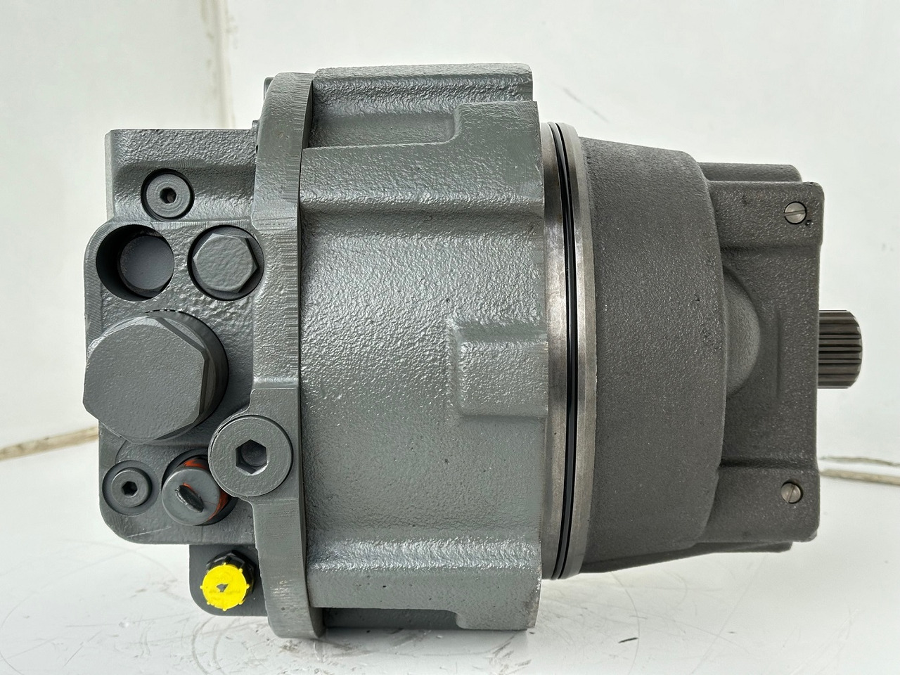 Liebherr Hydraulikeinbaumotor CMVE O 135. ID-Nr.10129570 - ID-Nr.11439804. FAT400P112 - FAT550P093. R930, R934, R936, R940, R944, R946, R950T. #10129570.21538# - Moteur hydraulique pour Engins de chantier: photos 4 Liebherr Hydraulikeinbaumotor CMVE O 135. ID-Nr.10129570 - ID-Nr.11439804. FAT400P112 - FAT550P093. R930, R934, R936, R940, R944, R946, R950T. #10129570.21538# - Moteur hydraulique pour Engins de chantier: photos 4