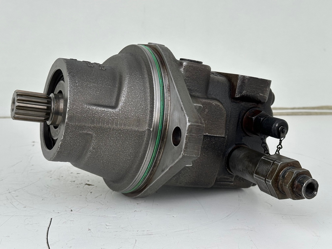 Liebherr Original Hydraulikeinbaumotor FMF045. ID-Nr.12464105. SAT250/287. LH18M, LH22C, LH22M, LH24M, LH26EC, LH26EM, LH26M. #12464105.20985# - Moteur de rotation pour Engins de chantier: photos 2 Liebherr Original Hydraulikeinbaumotor FMF045. ID-Nr.12464105. SAT250/287. LH18M, LH22C, LH22M, LH24M, LH26EC, LH26EM, LH26M. #12464105.20985# - Moteur de rotation pour Engins de chantier: photos 2