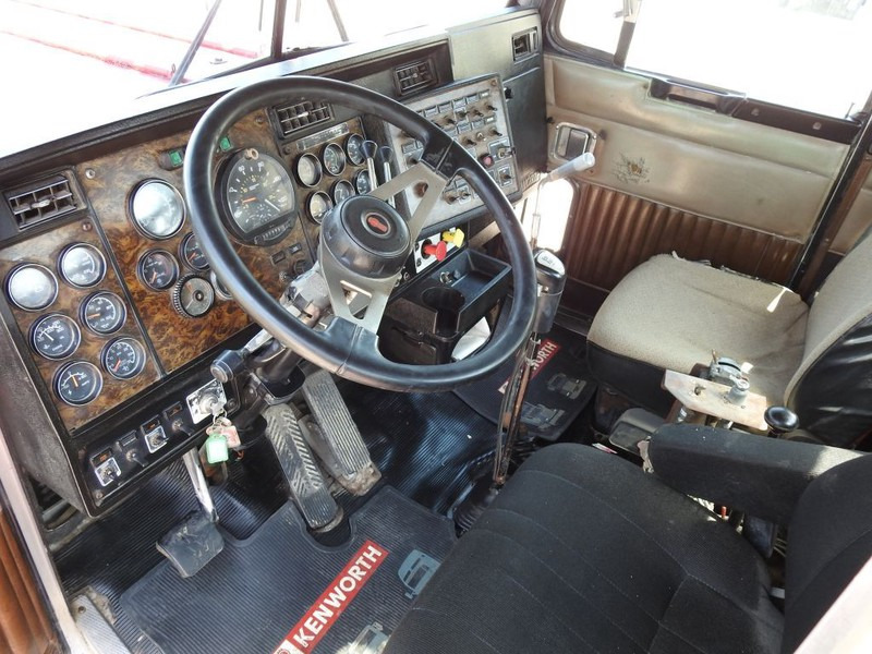 Photo d'intérieur 1: Camion plateau Kenworth * C500 * Bed / Winch * 8x4 Oil Field Truck *