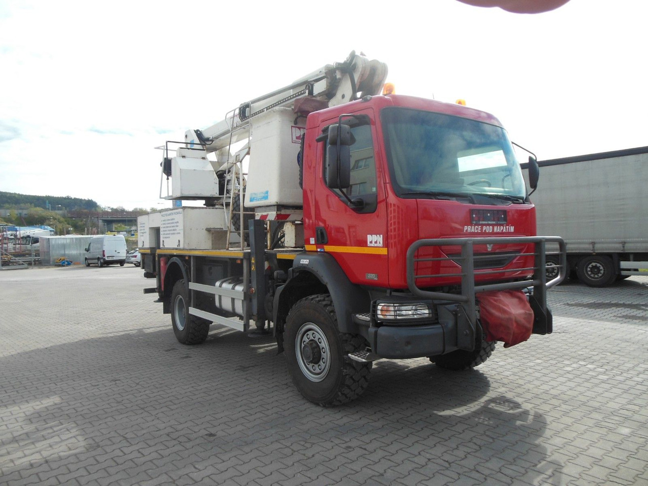 Renault MIDLUM 220.14,4X4,HUBARBEITBÜHNE 16,5M, ISOLIERT - Camion avec nacelle: photos 4 Renault MIDLUM 220.14,4X4,HUBARBEITBÜHNE 16,5M, ISOLIERT - Camion avec nacelle: photos 4