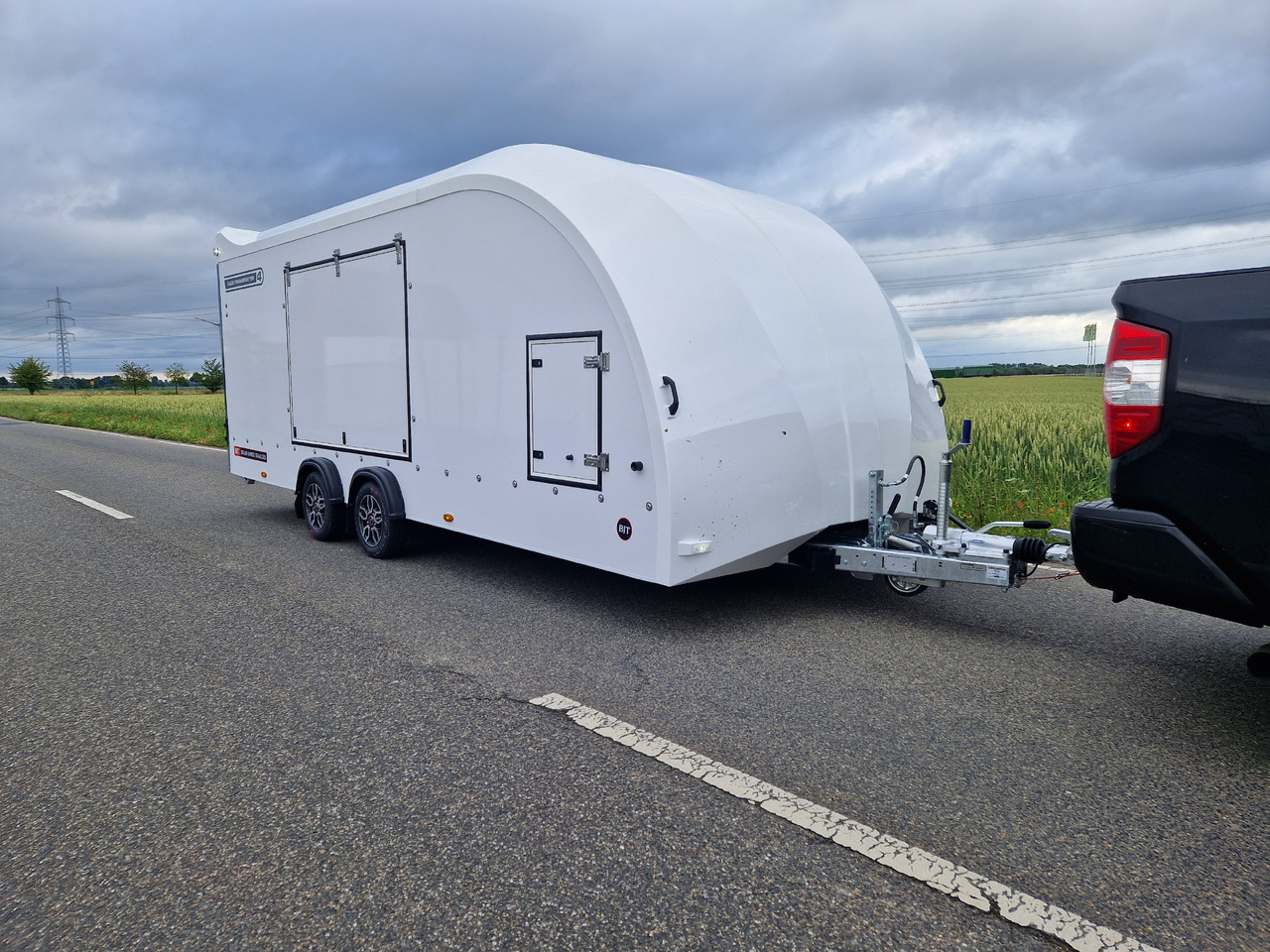 BJT Race Transporter 4 550x212x188cm weiss E Winde Frontstauraum ASR Alufelgen dark 3500kg Modell 24 - Remorque porte-voitures: photos 4 BJT Race Transporter 4 550x212x188cm weiss E Winde Frontstauraum ASR Alufelgen dark 3500kg Modell 24 - Remorque porte-voitures: photos 4